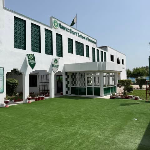 این ایس ایس ای بھلوال کی عمارت اور سرسبز لان