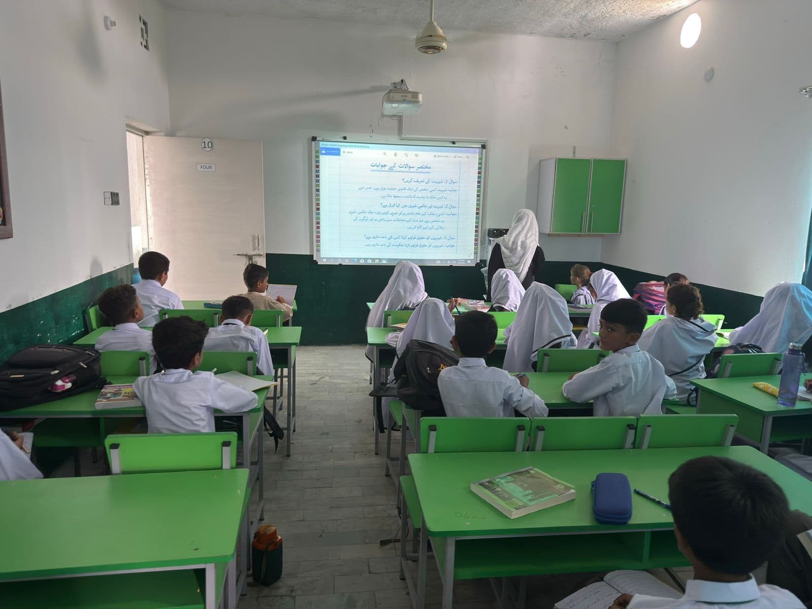 ڈیجیٹل بورڈ کی مدد سے کلاس میں تدریس
